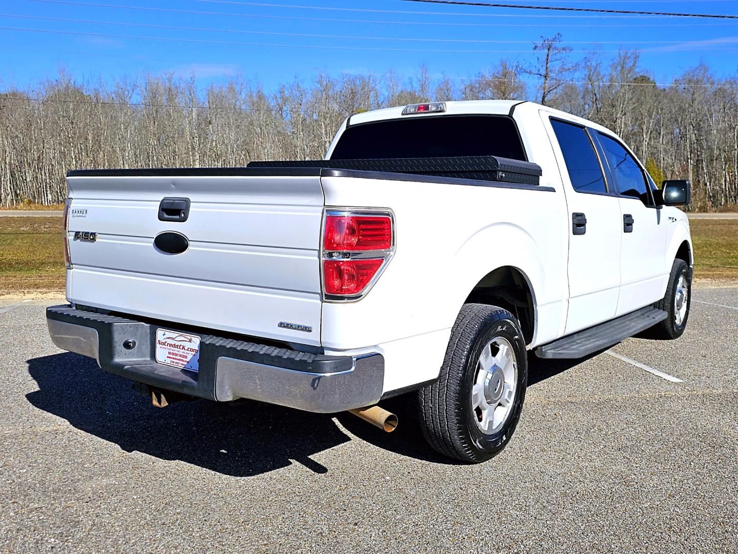 2011 White Ford F-150 LXT SuperCrew 5.5-ft. Bed 2WD (1FTEW1CM3BF) with an 3.7L V6 DOHC 24V engine, 4-Speed Automatic transmission, located at 18001 Kellogg Rd, Saucier, MS, 39574, (228) 832-1441, 39.421459, -76.641457 - Photo#6